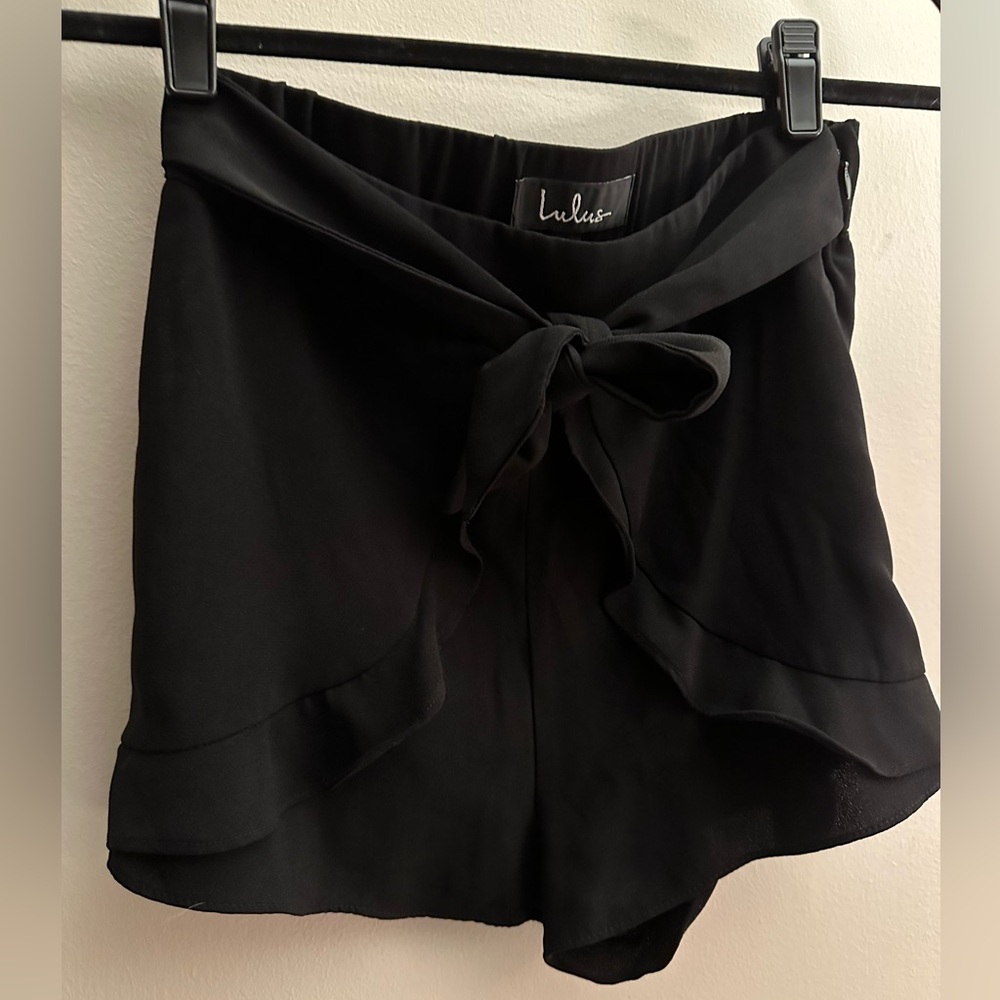 Lulu’s high-waist ruffled hem black shorts size XS - EUC
